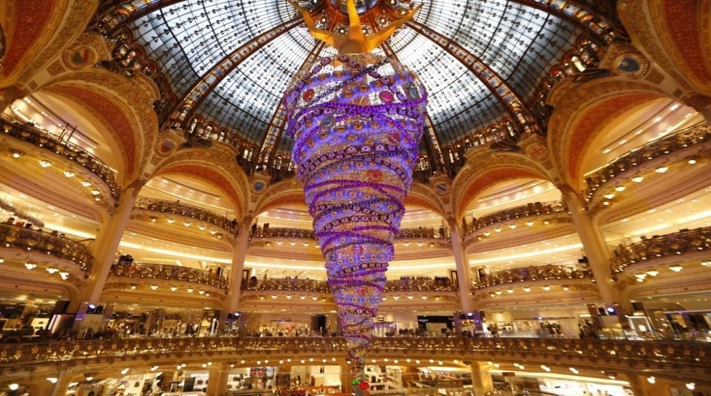 cei-mai-spectaculosi-brazi-de-craciun-din-lume-brad-din-galeriile-lafayette-din-paris