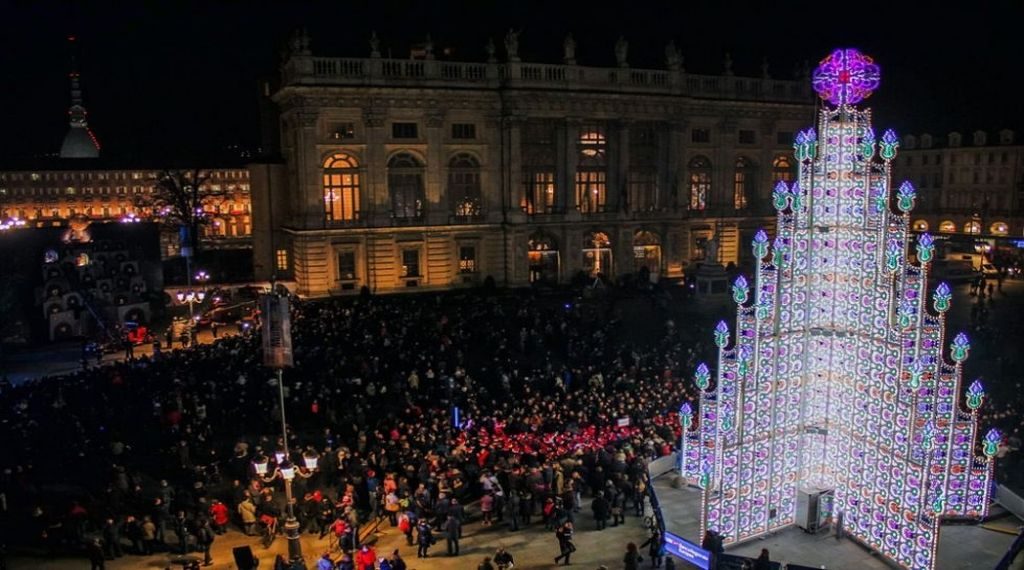cei-mai-spectaculosi-brazi-de-craciun-din-lume-brad-din-piata-castello-din-torino-italia