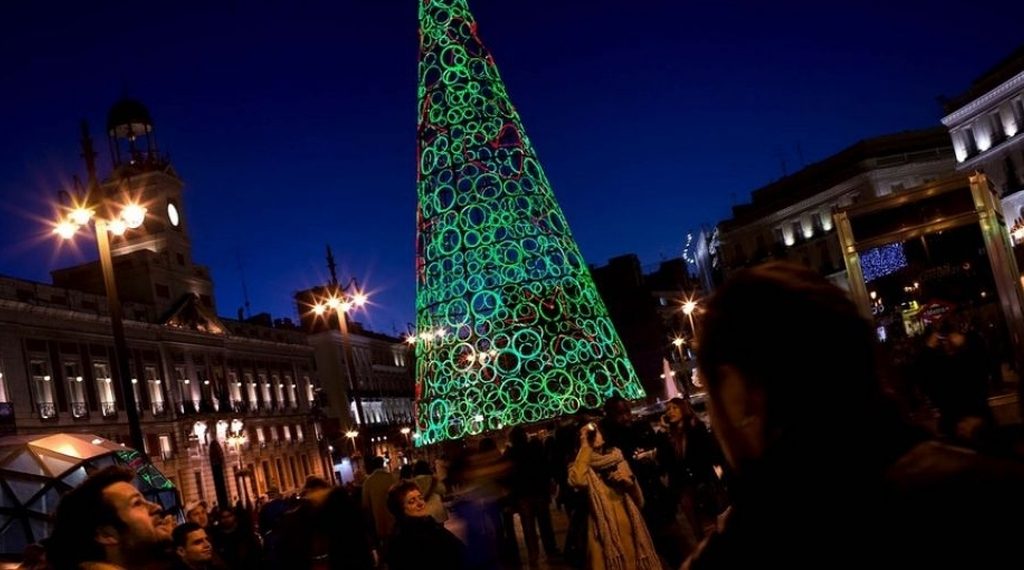cei-mai-spectaculosi-brazi-de-craciun-din-lume-brad-din-metal-si-sticla-in-madrid-spania