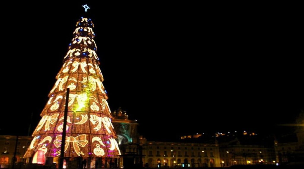 cei-mai-spectaculosi-brazi-de-craciun-din-lume-brad-din-otel-in-lisabona-portugalia