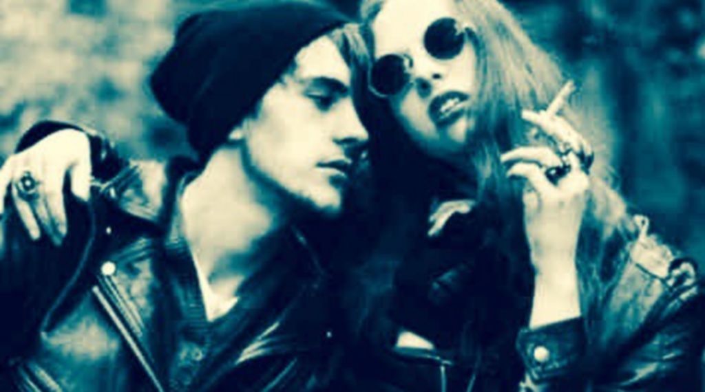 femeile-plang-si-barbatii-se-imbata