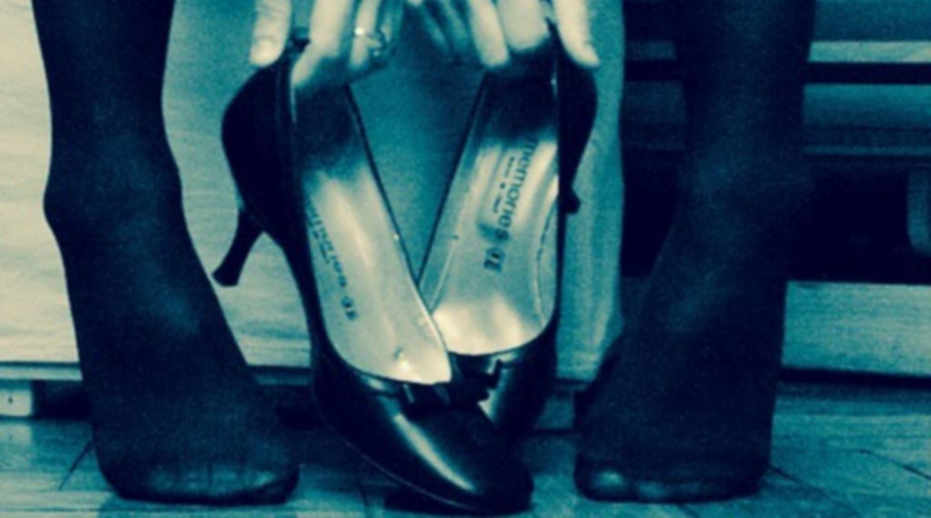 nu-toate-femeile-stiu-sa-umble-pe-tocuri