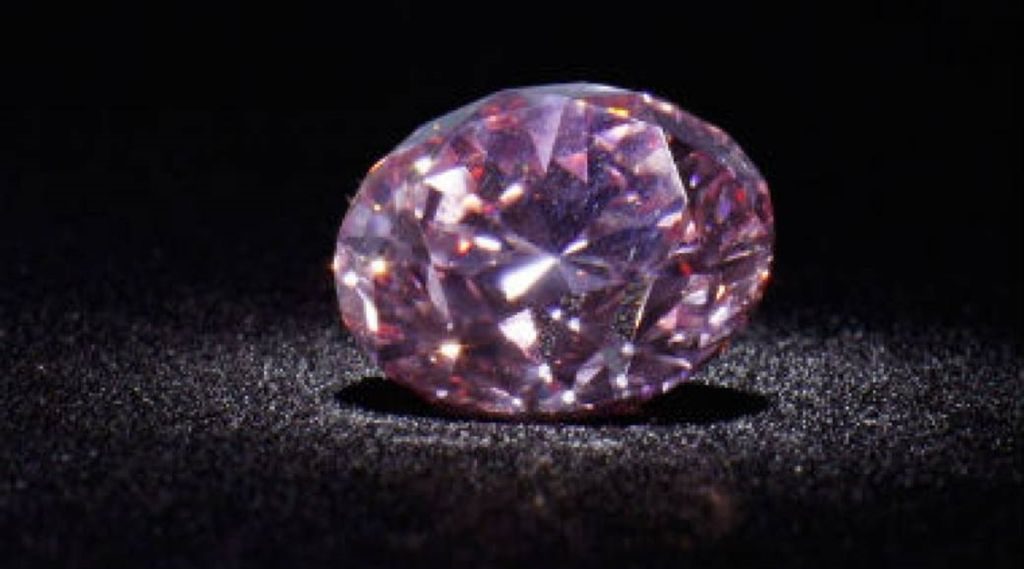 un-diamant-roz-in-forma-de-para-vandut-cu-1811-milioane-dolari-la-licitatie
