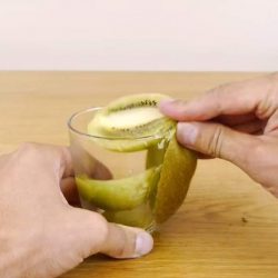 Cum să cureţi kiwi, mango sau avocado în câteva secunde! [VIDEO]