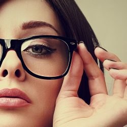 Porti ochelari? Iata cateva trucuri de machiaj pentru tine