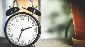 România trece la ora de iarnă! Duminică va fi cea mai lungă zi din an
