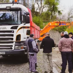 Veste bună pentru reșițenii care locuiesc în cartierul Moroasa din municipiul de pe Bârzava! Au început lucrările de asfaltare și modernizare în cartier