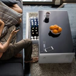 Bere rece şi suport pentru orice device-uri la îndemână când stai în living [VIDEO]