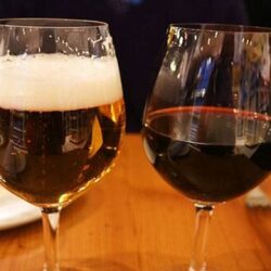 Un pahar de vin sau bere pe zi poate ajuta oamenii să trăiască mai mult şi îi face mai creativi