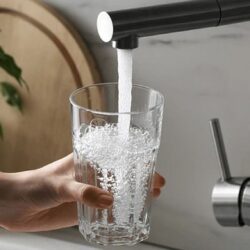 Avarie la rețeaua de apă în Reșița!  Furnizarea apei, oprită în cartierul Țerova