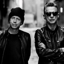 Depeche Mode sărbătoreşte finalul turneului său global lansând un single şi videoclip nou, "People Are Good"