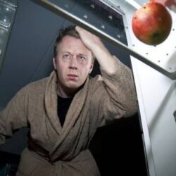 Stai treaz noaptea târziu? Mănânci mult şi prost!