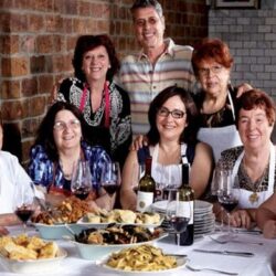 Reţeta succesului: restaurantul care angajează bunici din toată lumea în loc de chefi [VIDEO]