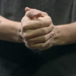 De ce ne „pocnesc” degetele şi ce cauzează sunetul specific