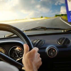 Rovinieta se schimbă din 1 iulie 2026: taxe mai mari pentru mașinile vechi și poluante!
