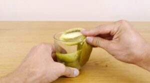 Cum să cureţi kiwi, mango sau avocado în câteva secunde! [VIDEO]