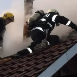 Incendiu la o anexă gospodărească în localitatea Greoni. Pompierii din Oravița intervin pentru stingerea flăcărilor