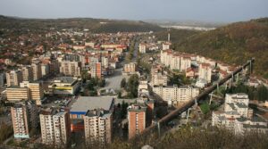 Șase blocuri turn din Reșița intră în reabilitare. Primăria pregătește și baterii pentru stocarea energiei fotovoltaice