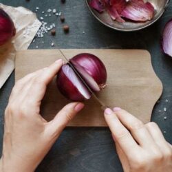 Ştiaţi că felul în care tai ceapa îi afectează gustul?