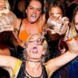 Femeile inteligente sunt cele mai mari consumatoare de alcool