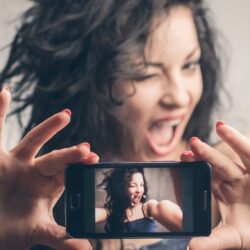 Atenţie la selfie-uri! Îmbătrânesc prematur tenul!