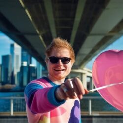 Ed Sheeran a lansat videoclipul piesei "Azizam", un material vesel și optimist exact ca partitura muzicală