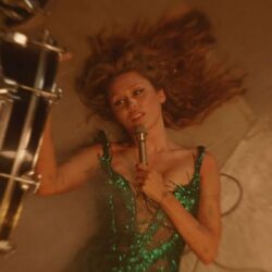 Fie soare, fie apocalipsă, Miley Cyrus dansează și se bucură de fiecare secundă, în "End of the World"