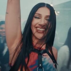 DOMINO și Alina Eremia pun pe beat nostalgia anilor 2000 într-o producție dance/electronic românească