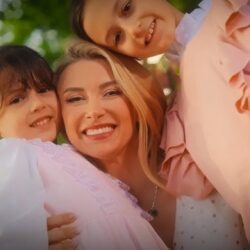 Andreea Bălan se întoarce la vârsta inocenței lansând piesa cu videoclip "Copil încă o dată"