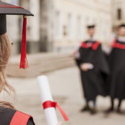 Absolvenții instituțiilor de învățământ promoția 2025 se pot înregistra  în termen de 60 de zile de la absolvire, în evidențele AJOFM, ca persoane aflate în căutarea unui loc de muncă