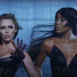 Miley Cyrus și Naomi Campbell pozează și defilează umăr la umăr în noul videoclip al piesei "Every Girl You've Ever Loved"