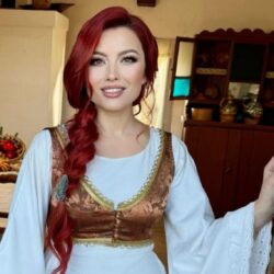 În prag de sărbători, Elena Gheorghe aduce în casele ascultătorilor un colind emoționant, "Crăciunu-i una din minuni"