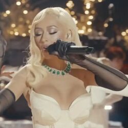 Christina Aguilera continuă povestea magică a sărbătorilor de iarnă cu "Someday at Christmas"