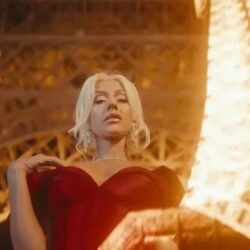 Christina Aguilera a lansat videoclipul "My Favorite Things", extras de pe filmul festiv, "Christina Aguilera: Christmas in Paris"