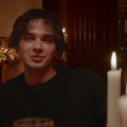 „Un altfel de Crăciun" (Vin acasă de Crăciun): rareș lansează cel mai emoționant videoclip al sărbătorilor