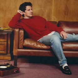 Charlie Puth a lansat "Beat Yourself Up", cel de-al doilea single extras de pe albumul "Whatever's Clever"