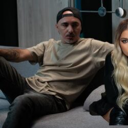 JO și Cabron cântă despre o relație de iubire sufocantă, amintindu-ne să nu ignorăm acele "Semne" de avertizare, care apar, de cele mai multe ori, încă de la început