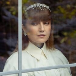 Alexandra Ungureanu ne dezvăluie pasiunea sa pentru folclor reinterpretând o compoziție a Grupului Iza