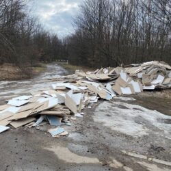 Materiale de construcții, depozitate ilegal în Parculul Național Cheile Nerei–Beușnița