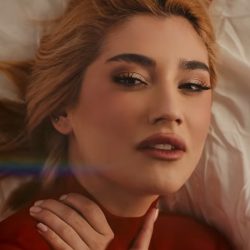 Andia ne prezintă o poveste emoționantă în noul ei videoclip, "Aș fi iubit-o"