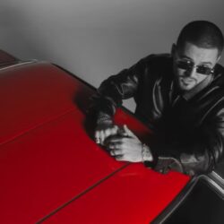 Mario continuă să scrie piese despre relații pline de pasiune