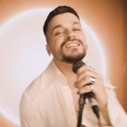 WRS, aka Andrei Ursu, dă start verii încă din luna martie cu un videoclip solar pentru piesa "All the way"