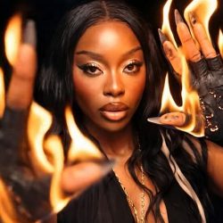 Naomi lansează "Fire", o piesă ce aduce în prim-plan o zonă mai pasională a artistei