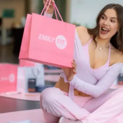 Emily Burghelea lansează EmilyFit – aplicația care transformă vulnerabilitatea în putere și rutina zilnică într-un ritual de wellbeing