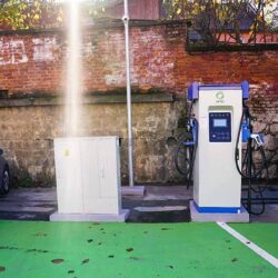 Incredibil la Reșița: Șef din primărie îi contrazice pe primar și viceprimar! „Gratuitatea” la parcările pentru electrice, doar pe jumătate