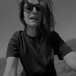 Laura Pausini continuă să-și pună amprenta pe hituri îndrăgite din repertoriul artiștilor italieni care i-au marcat parcursul