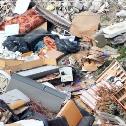 45.000 lei amendă pentru deșeurile aruncate pe malul Bistrei