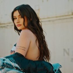Erika Isac reinterpretează „Mr. Saxobeat" pentru Spotify Singles, într-un moment care marchează revenirea sound-ului eurodance în cultura pop