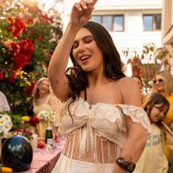 Sore prețuiește adevăratele comori ale vieții în noul videoclip "Sunt bogată rău de tot"
