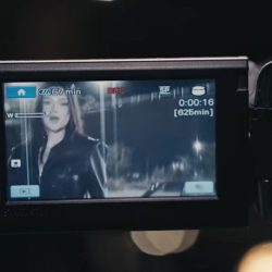 Misha Miller a lansat "Popcorn Song", o piesă care îmbină nostalgia anilor 2000 cu un sound modern
